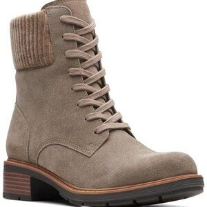 NWB $130 CLARKS Suede Hearth Sky Lug Sole Comfort Lace-Up Combat Boots Taupe 7.5